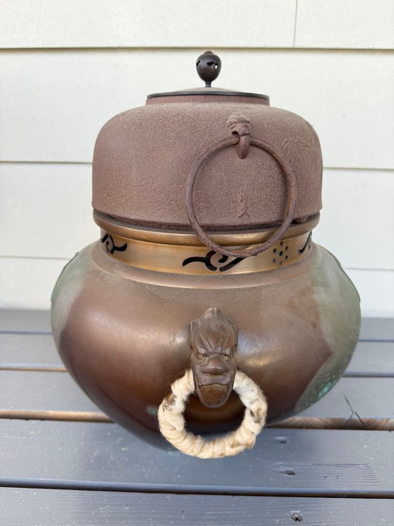 獅子の頭部装飾の金属製茶釜　唐銅製　鬼面風炉