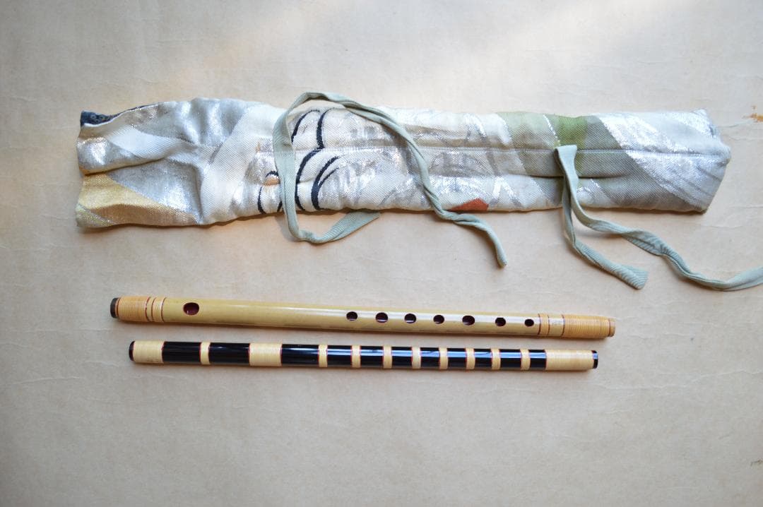 篠笛 獅子田笛 八本調子 㐂月作 紫山作　二本 絹袋