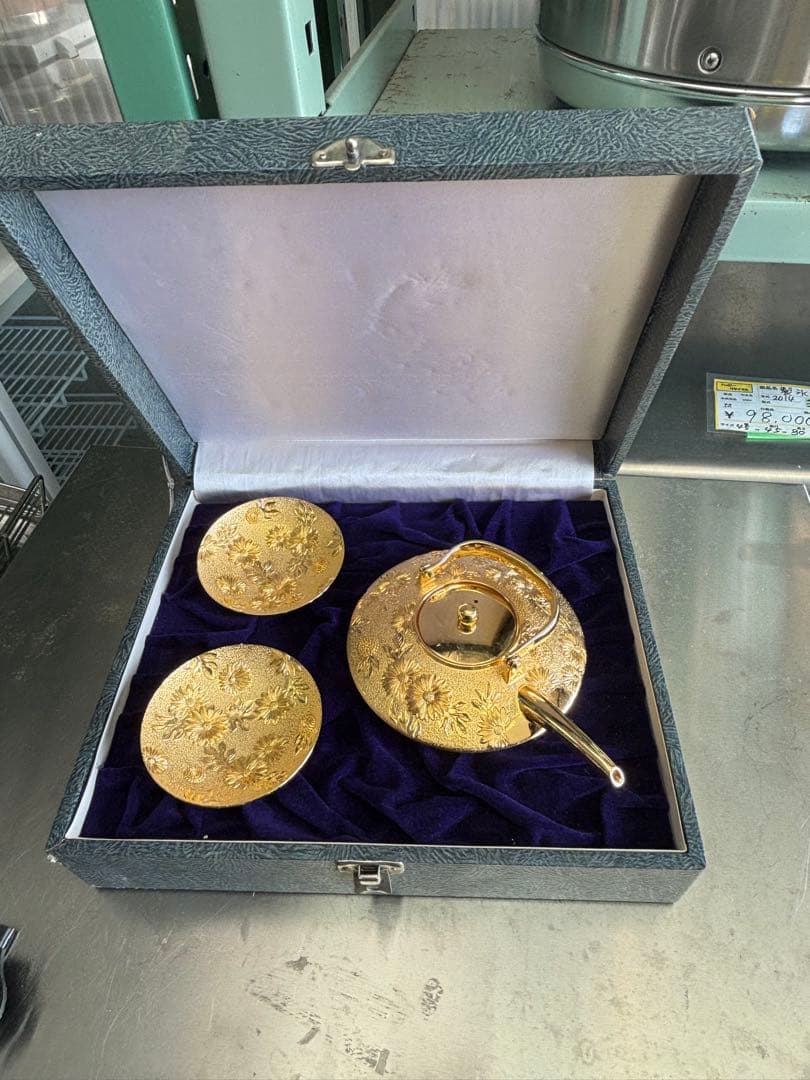 24KGP 金杯セット　日本製　宝来　縁起物　菊柄　急須　金杯　箱付き