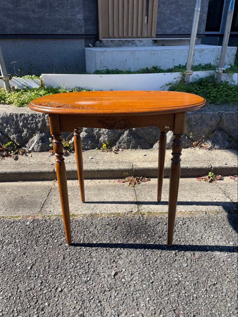 楕円形木製テーブル 彫刻入り　テーブル