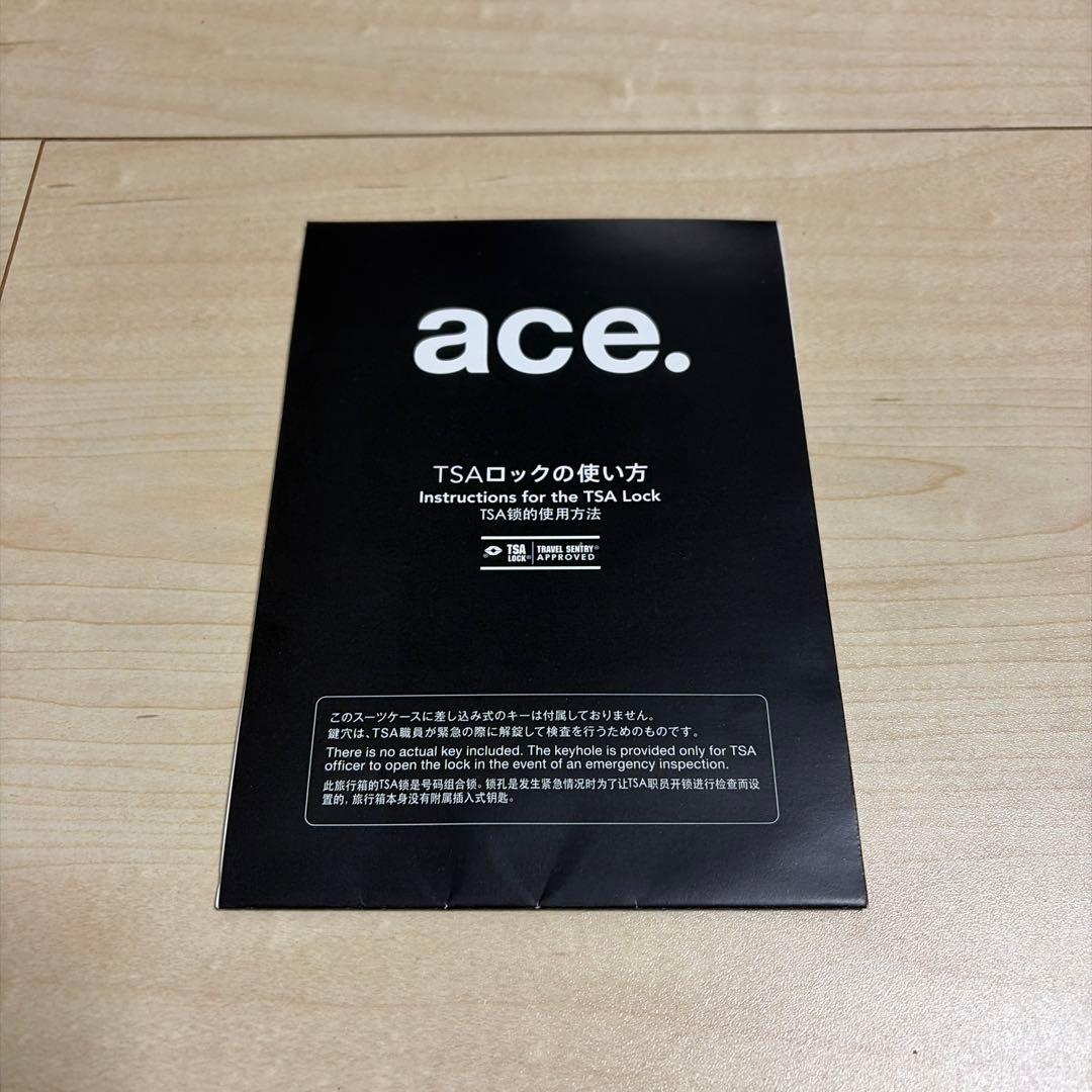 黒の中型スーツケース 4輪