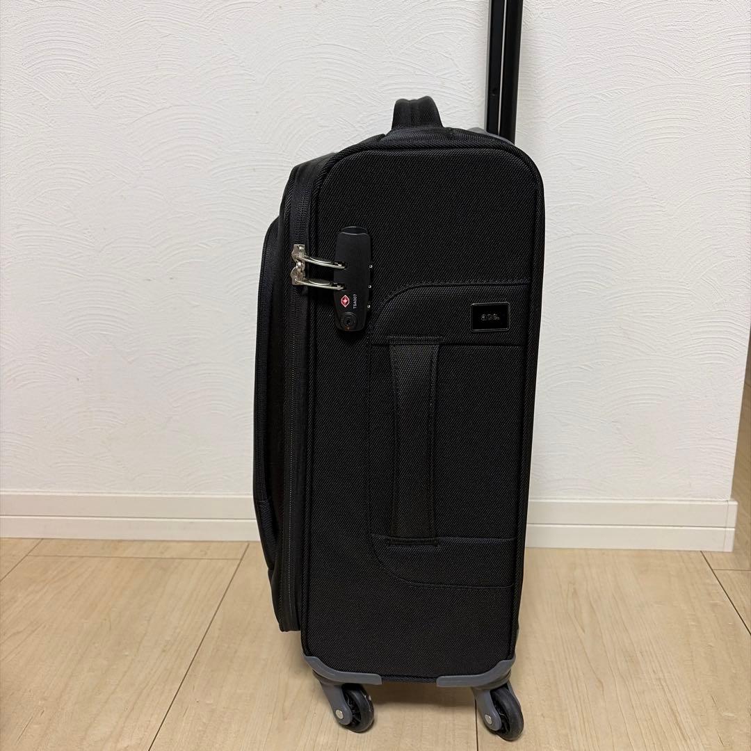 黒の中型スーツケース 4輪