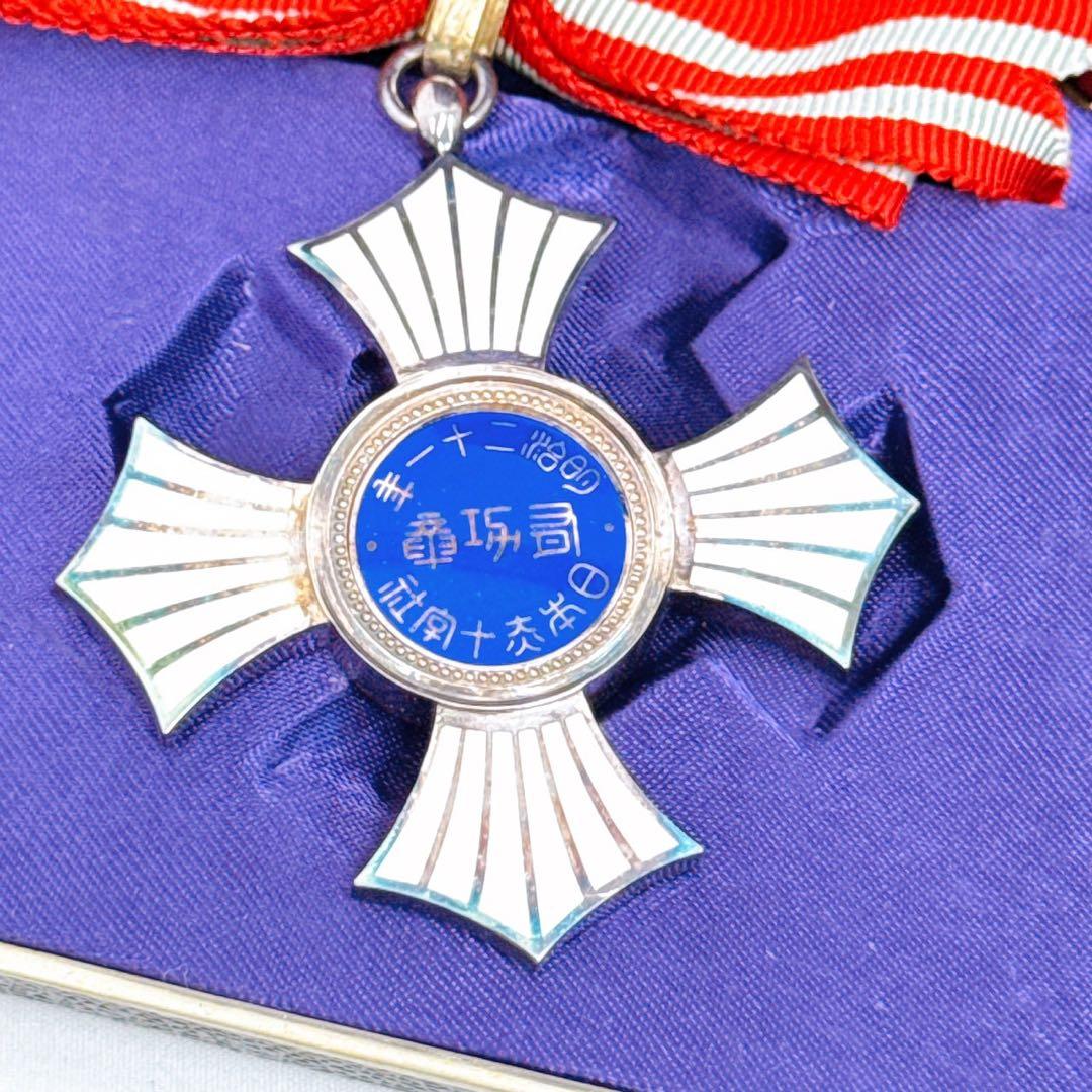 10SAM2 勲章 まとめ 大量 赤十字社 有功章 箱付き有り バッヂ 現状品