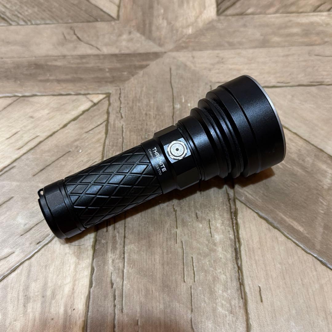 ThruNite Catapult V6 懐中電灯 SST70