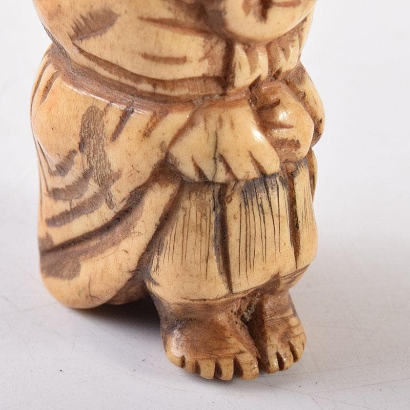 時代提げ物　獣骨彫刻　人物像　根付　N　8029