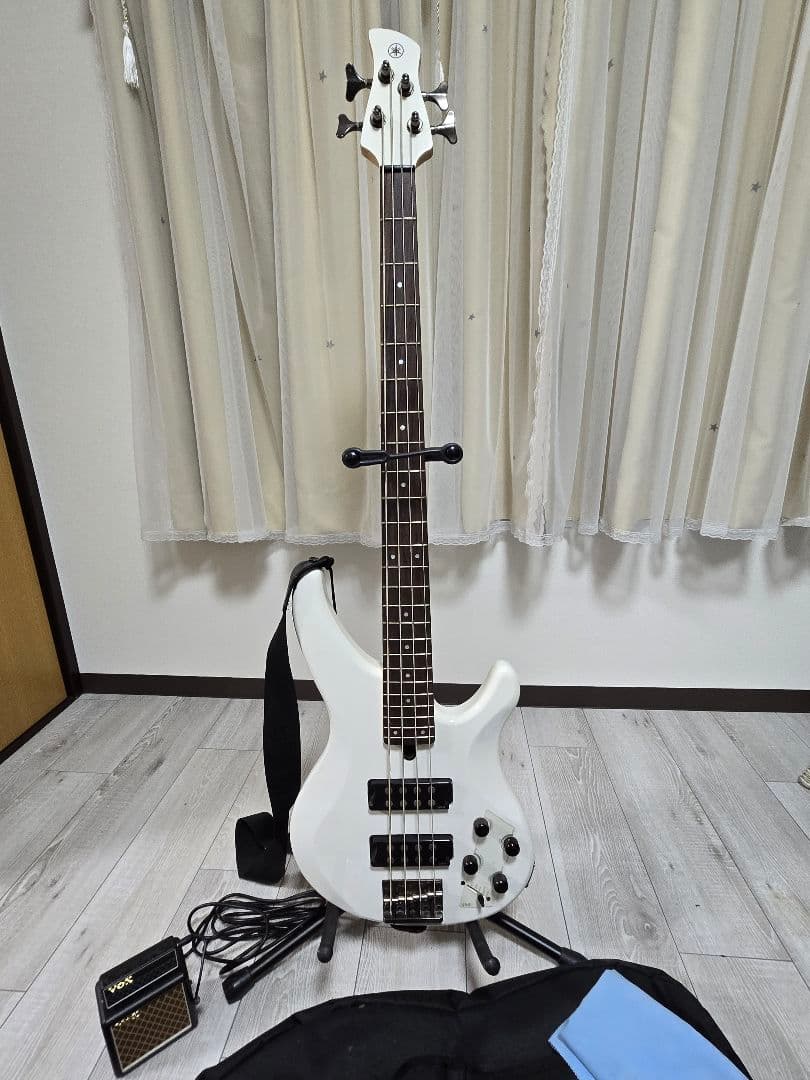 エレキベース ホワイト 4弦 ギグバッグ付き