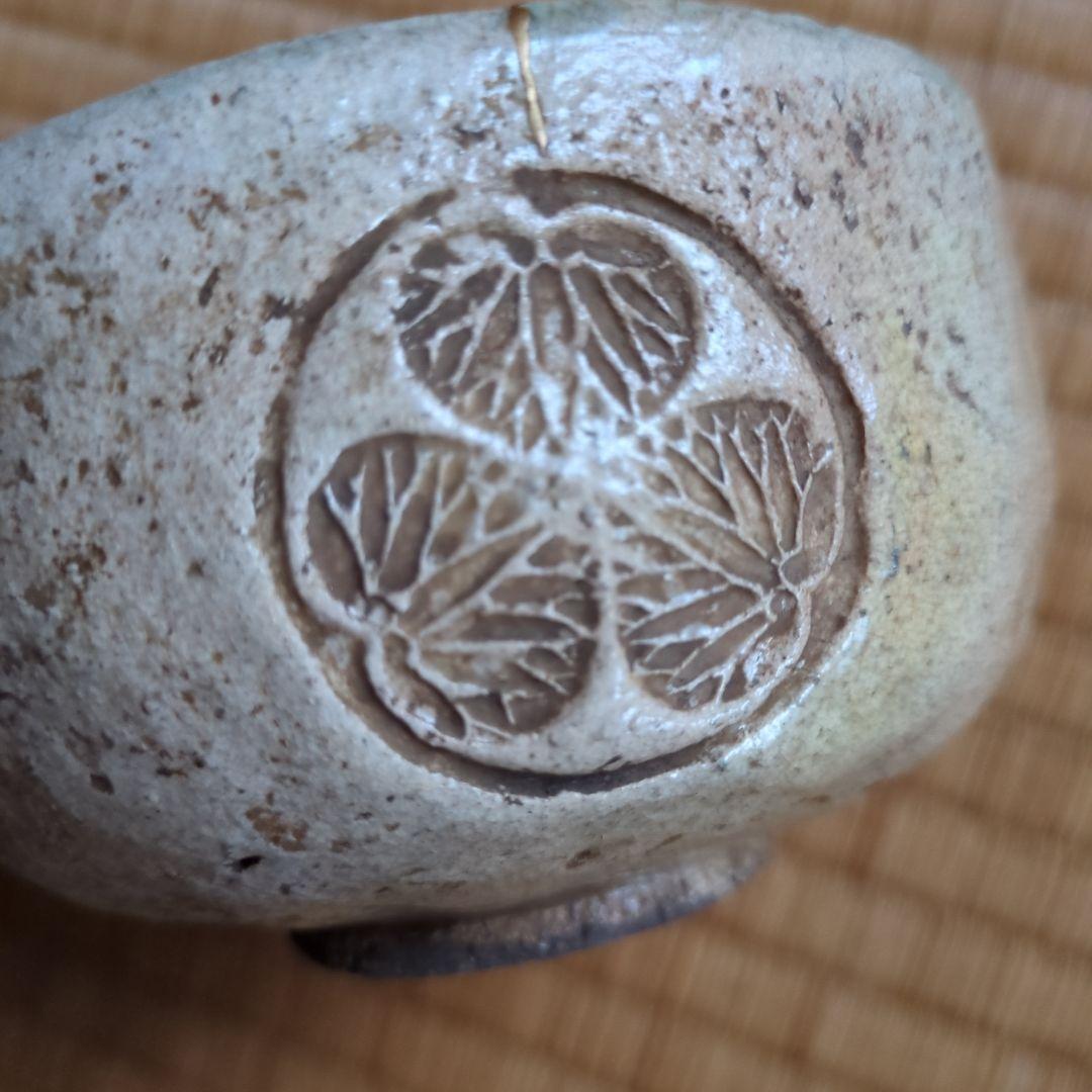 淡いベージュの陶器製茶碗と木箱　大正時代求　三葉葵　家紋　茶碗　骨董品
