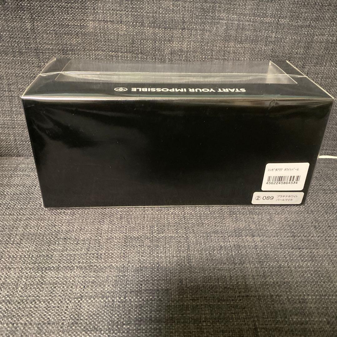 新型アクア　ミニカー　プラチナホワイトパールマイカ