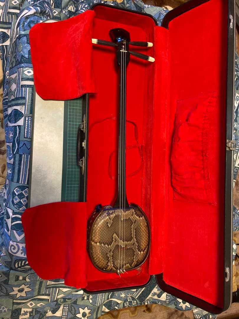 ジ*ニ様 三線本体 ヘビ皮製 専用ケース付き　古い 補修あり