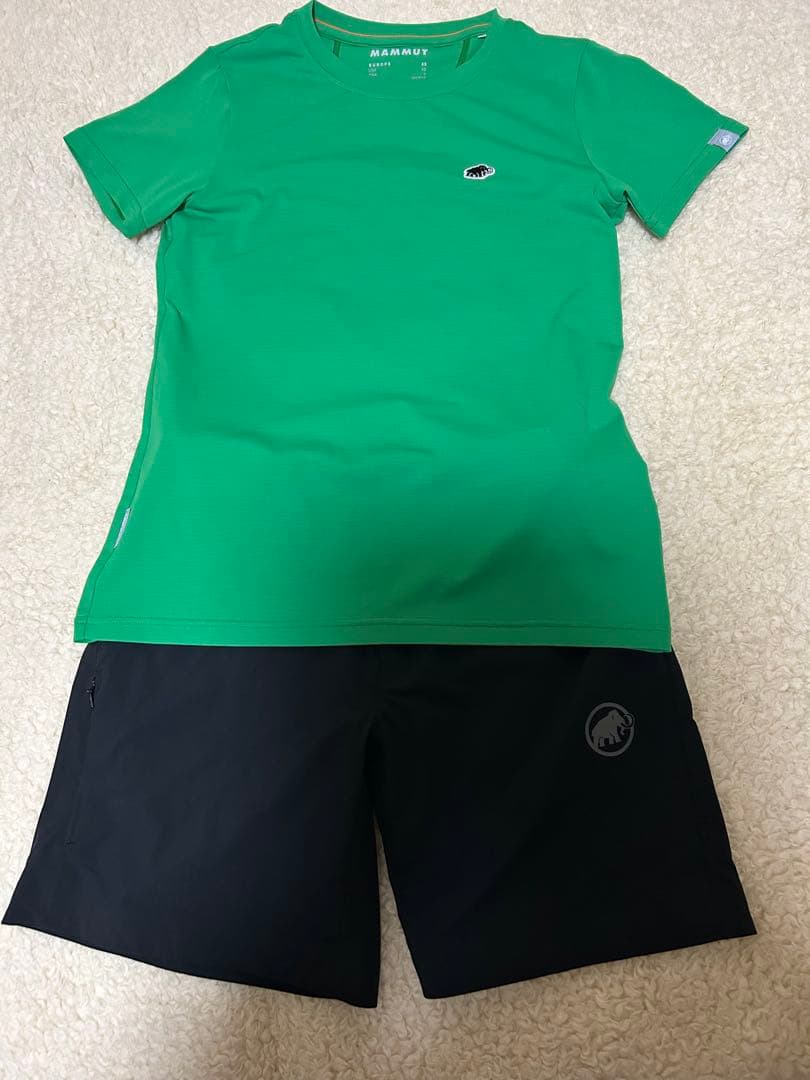 MAMMUT Tシャツとハーフパンツ