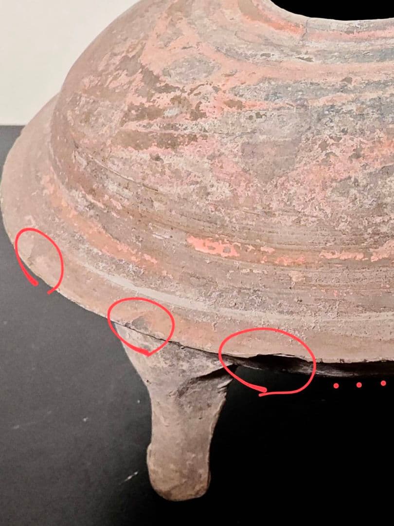 漢時代加彩三足土器　古代中国　中国古美術　考古遺物　発掘出土品　博物館展示品同手