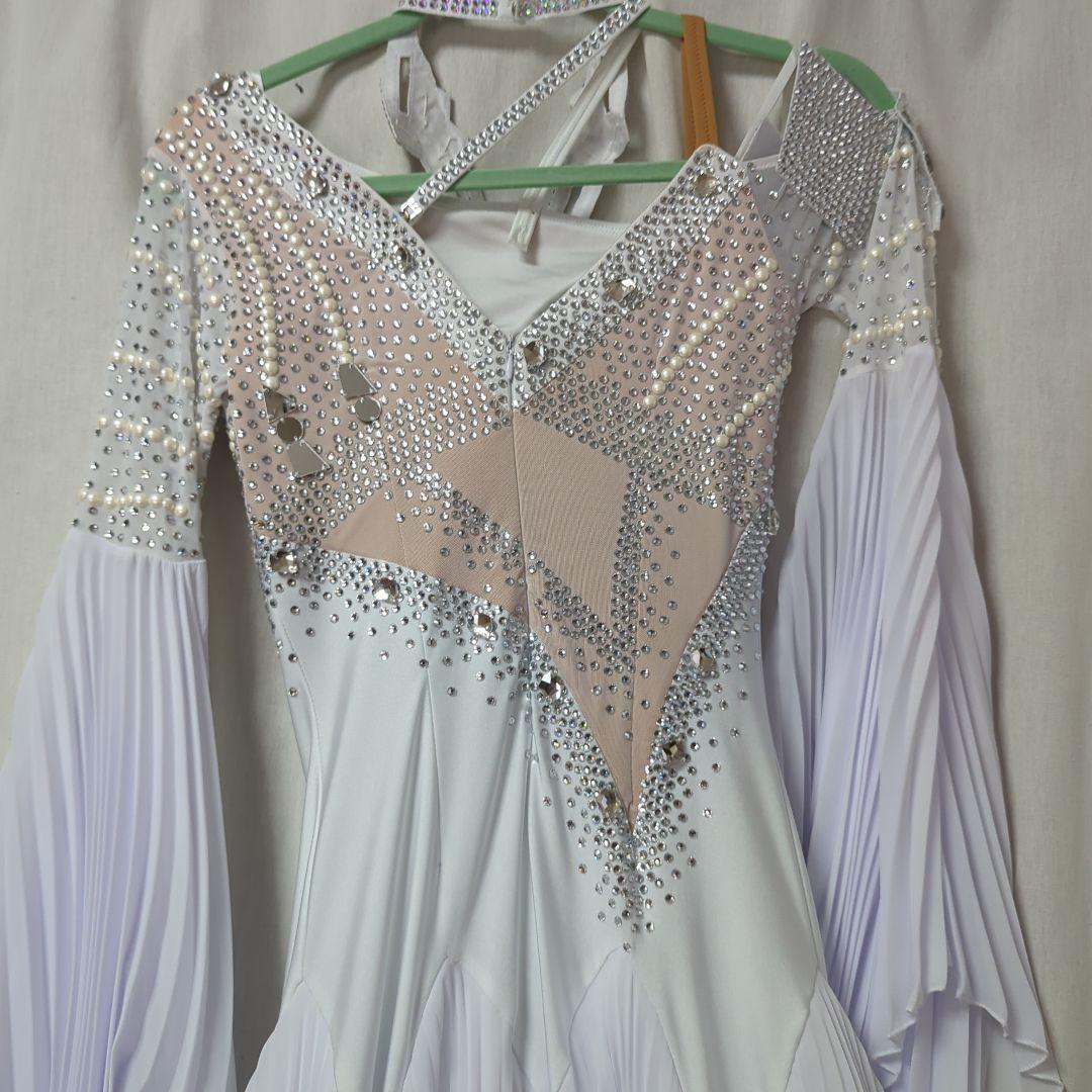 ホワイトオフショルダードレス