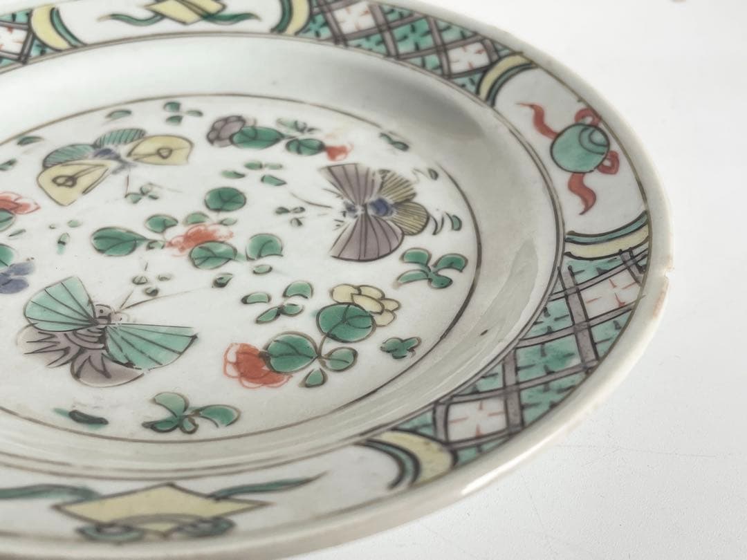 中国骨董　アンティーク　五彩　蝶々　宝文様　五寸皿　双魚印　中国　清朝　康熙五彩