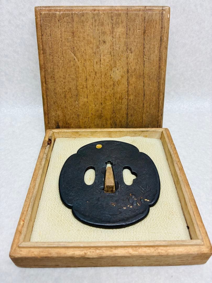 希少 江戸期 伏見住 金家 鉄地金象嵌 図鍔 8㎝ 刀装具 時代武具 鍔 つば