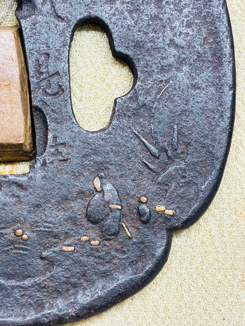 希少 江戸期 伏見住 金家 鉄地金象嵌 図鍔 8㎝ 刀装具 時代武具 鍔 つば