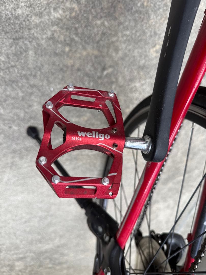 TREKレッド スポーツサイクル Xindaサドル Wellgoペダル