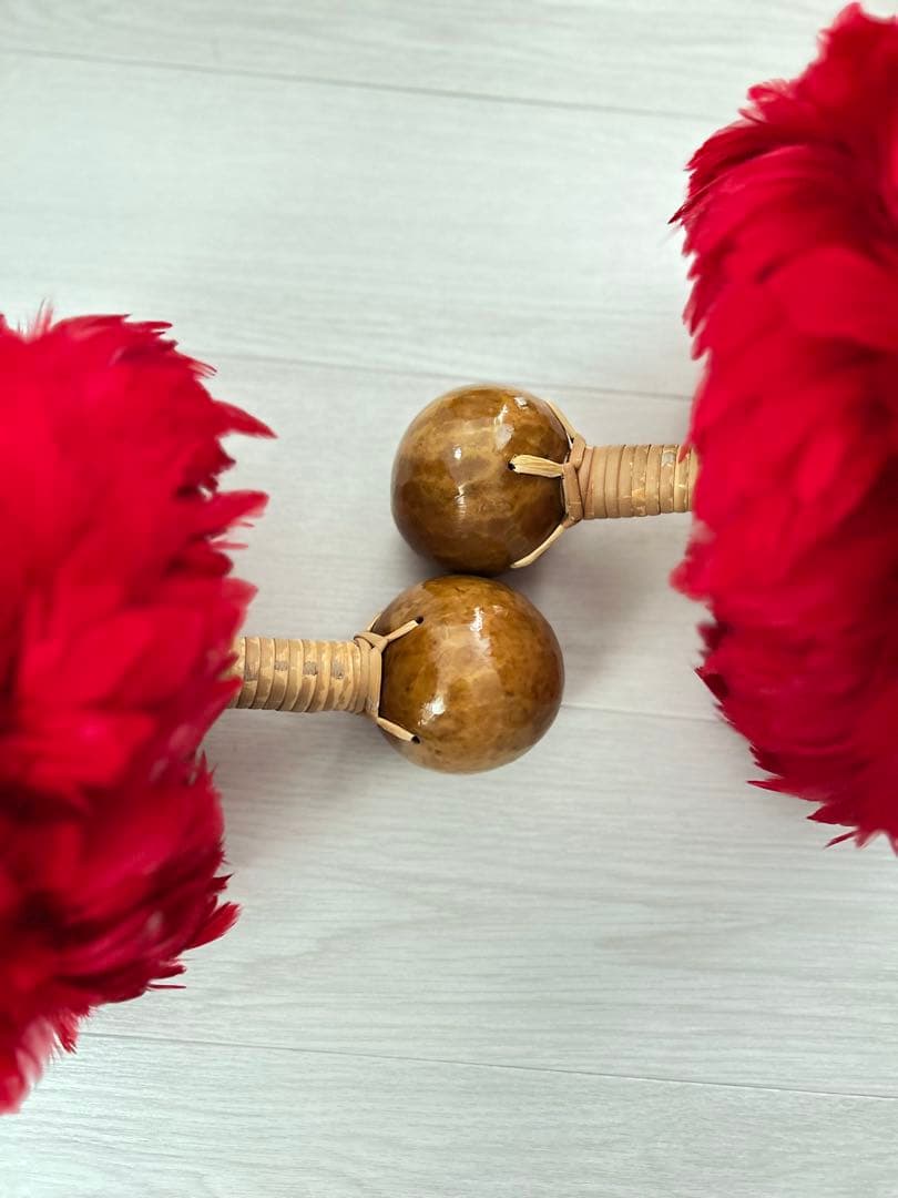 ウリウリ　フラダンス　タヒチアン　赤　羽　黄色　楽器　ハワイ　一体型　２個セット