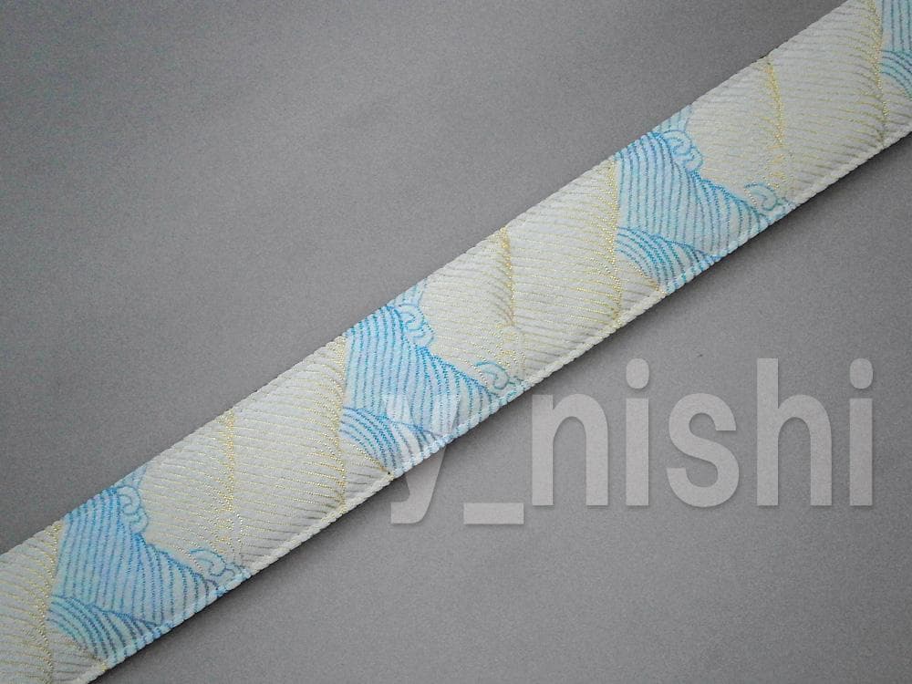 京都 西陣織り 和柄ギターストラップ 波文様 / 白 金襴生地 着物