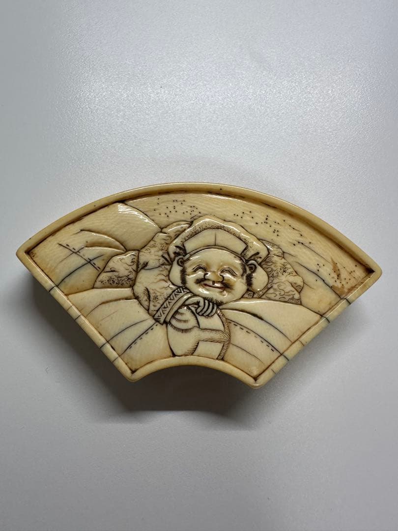 根付(netsuke) 扇形の七福神の絵柄の根付　江戸時代