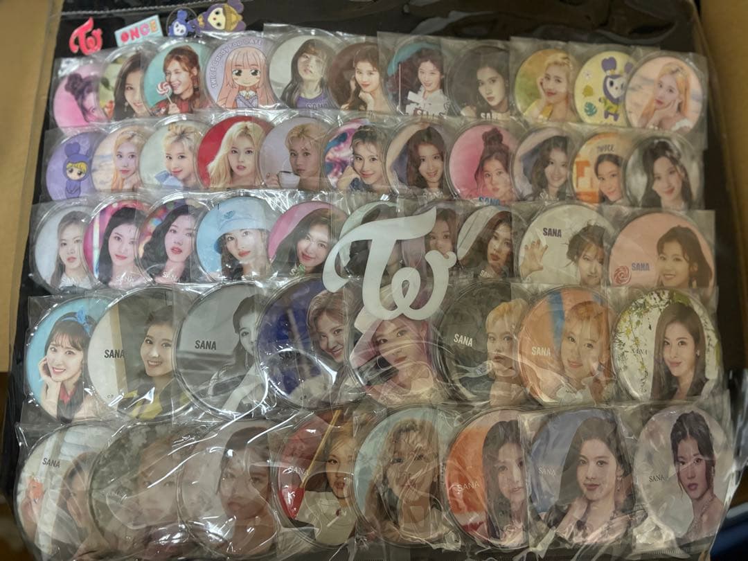 TWICE サナ　痛バ　缶バッチ
