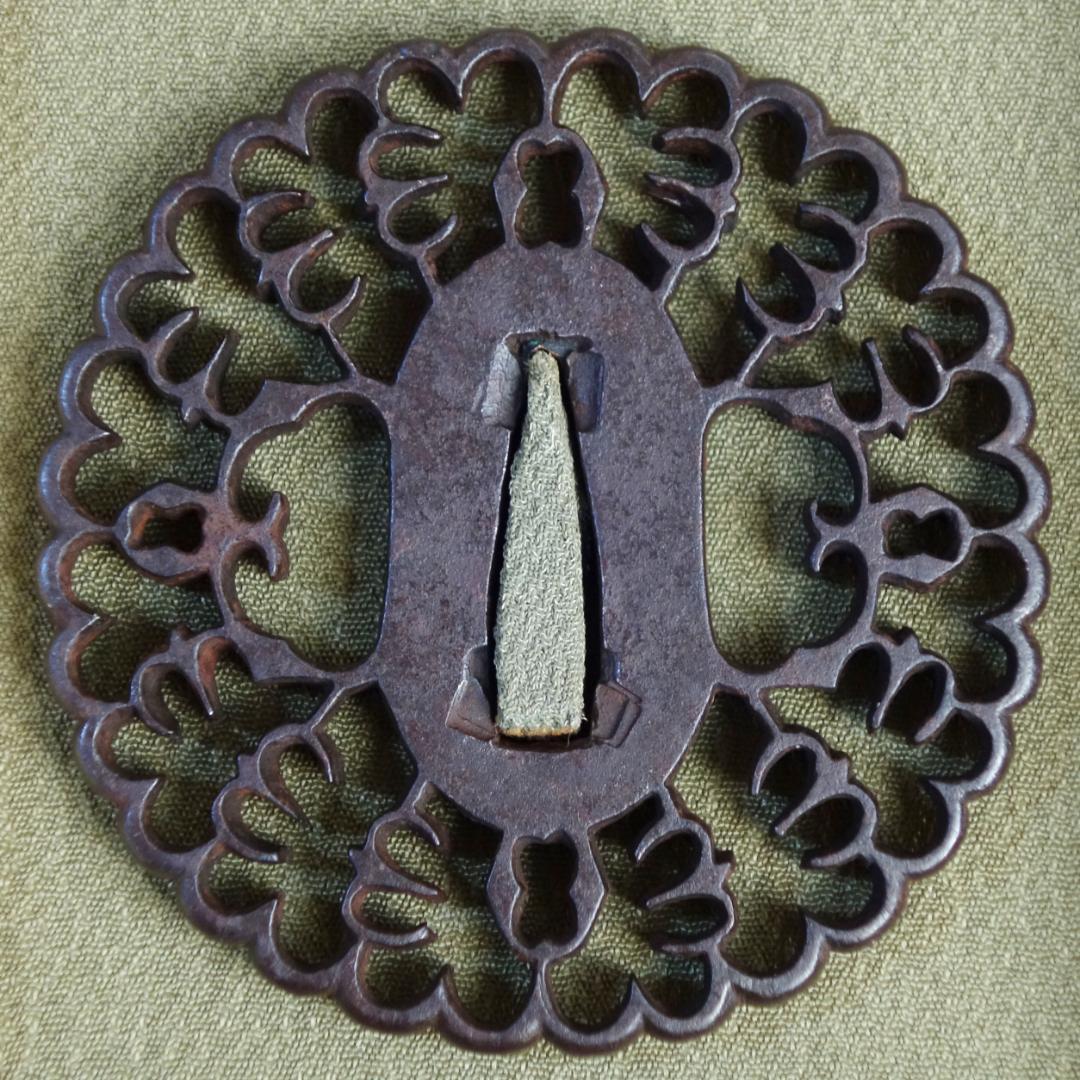 【抱茗荷雁金透鍔】鍔 鐔 鉄地 刀装具 日本刀 武具 骨董 アンティーク