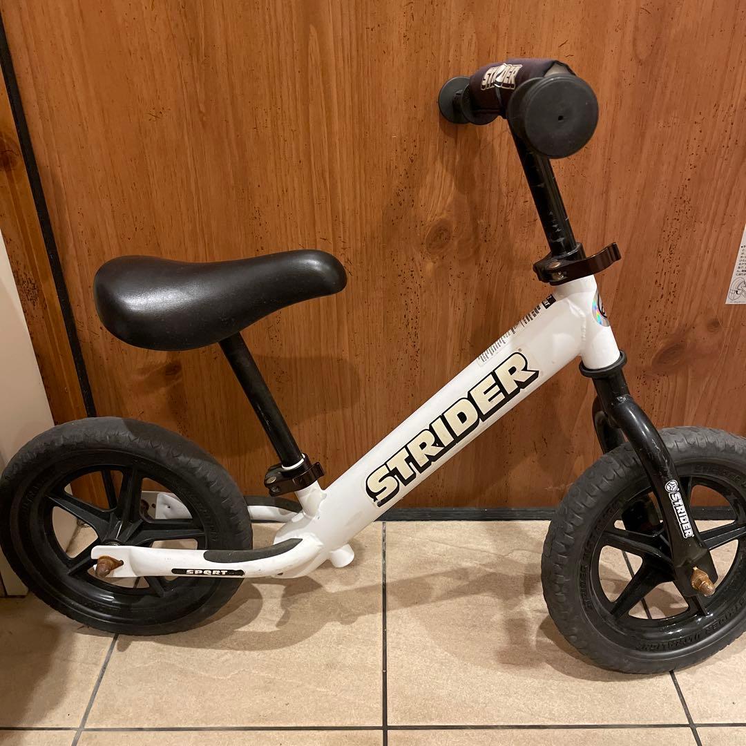 ストライダー　ホワイト 箱付きプレゼント　外遊び　公園遊び