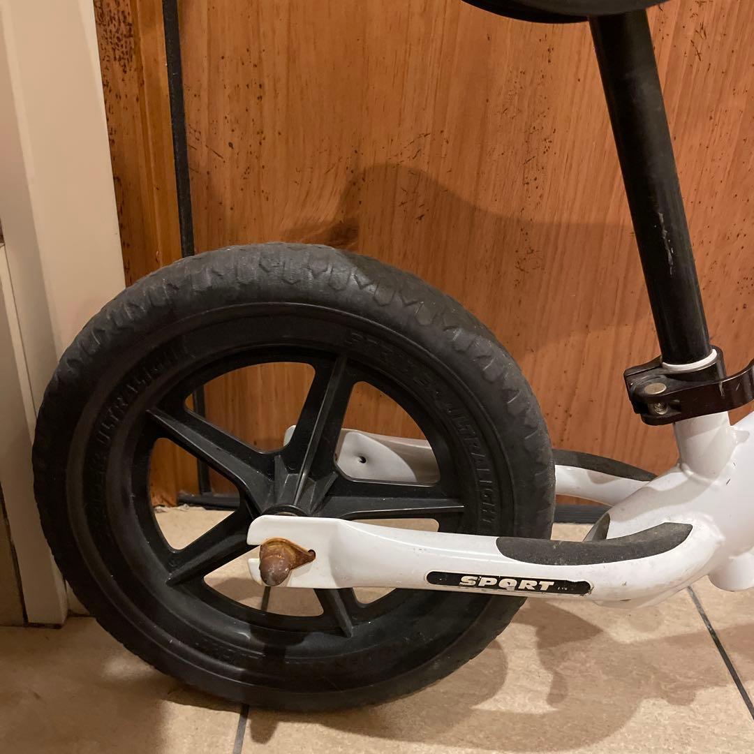 ストライダー　ホワイト 箱付きプレゼント　外遊び　公園遊び