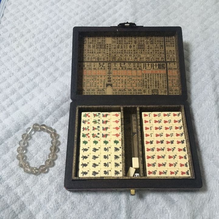 新品ですが、自宅保存の為、箱がやや汚れあり