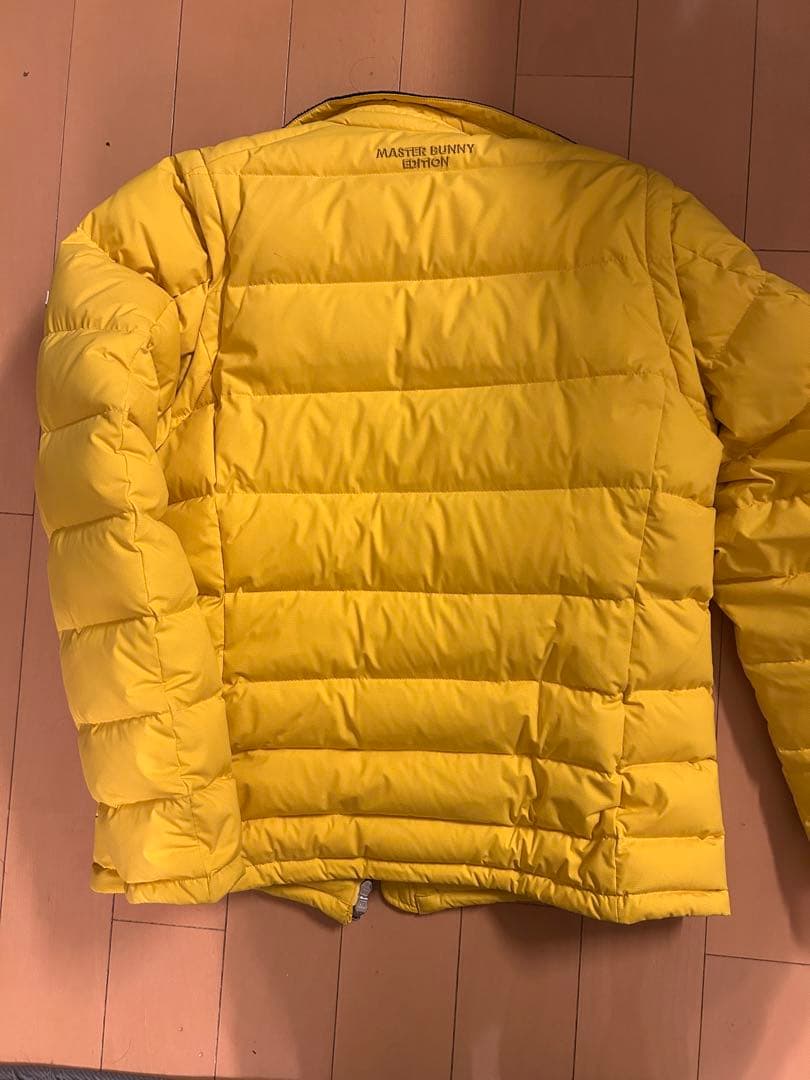 MASTER BUNNY EDITION イエロー ダウンジャケット