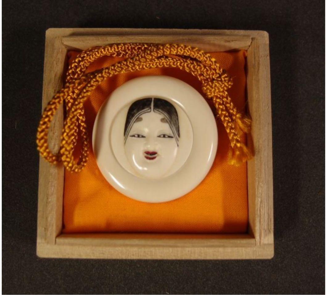 送料無料　コレクター放出　小面根付　桐箱付　幅4ｃｍ