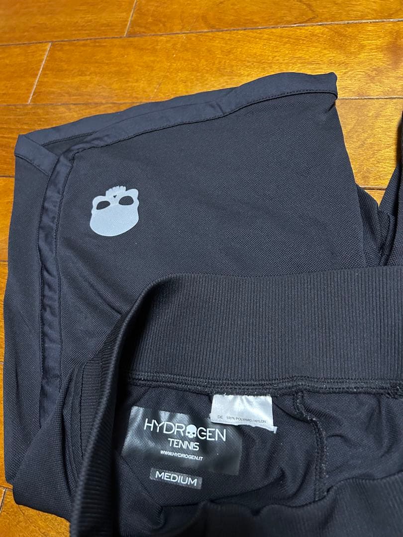美品　ハイドロゲン　テニスTシャツ４枚・ショートパンツ・帽子セット