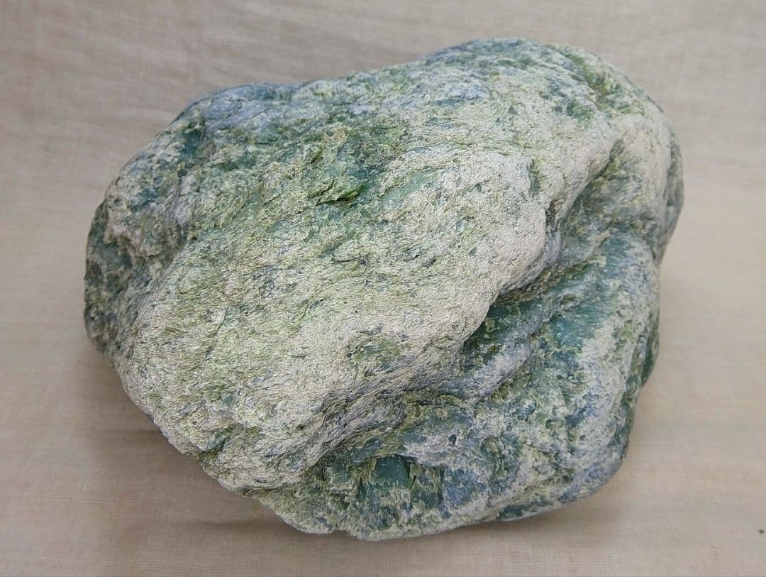 白馬産ネフライト原石(軟玉翡翠)4610g