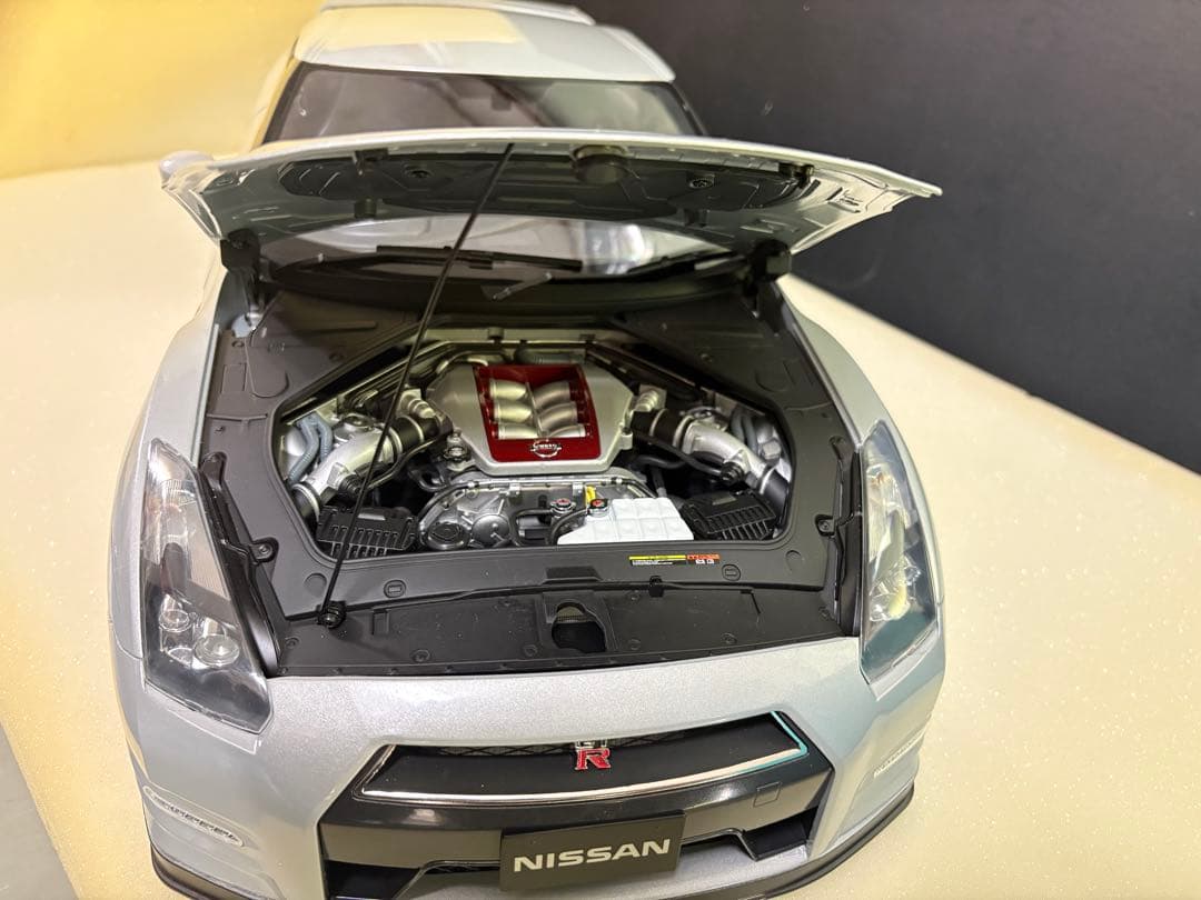 Nissan GT-R 1/18 スケールモデル シルバー