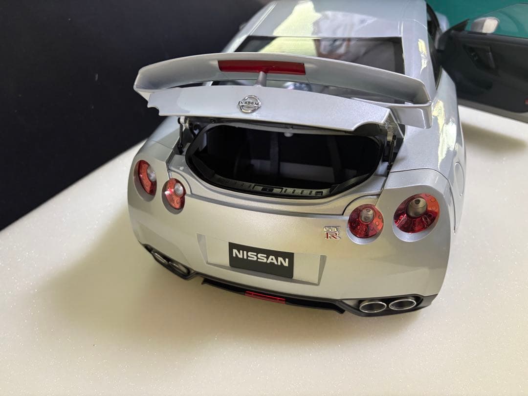 Nissan GT-R 1/18 スケールモデル シルバー