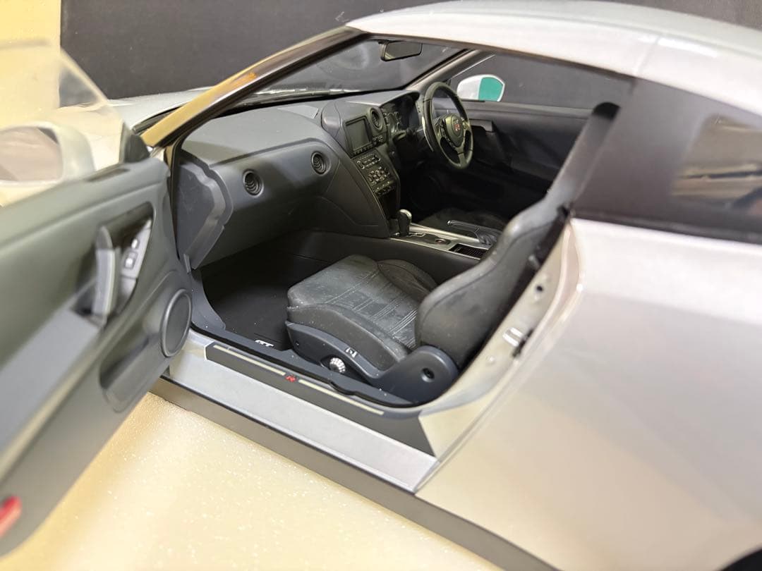 Nissan GT-R 1/18 スケールモデル シルバー