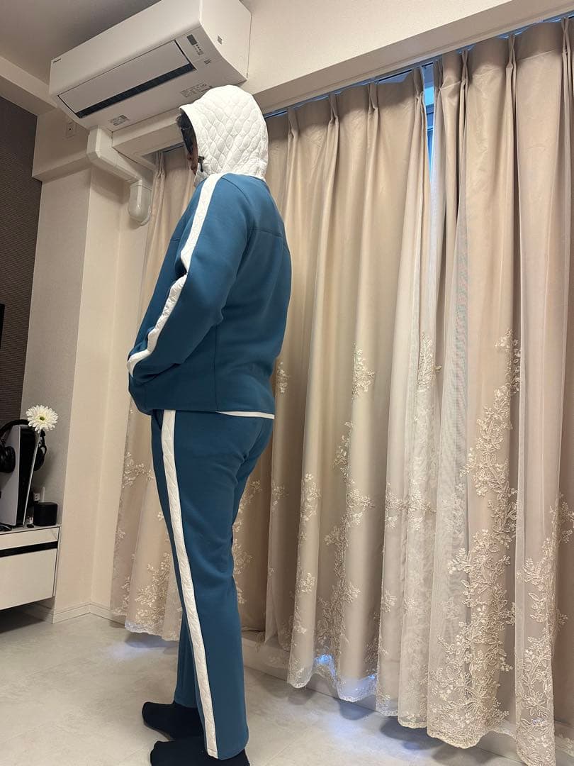 tovho（トヴホ）のフーディージャケット（パーカー）とパンツ【ゴルフウェア】