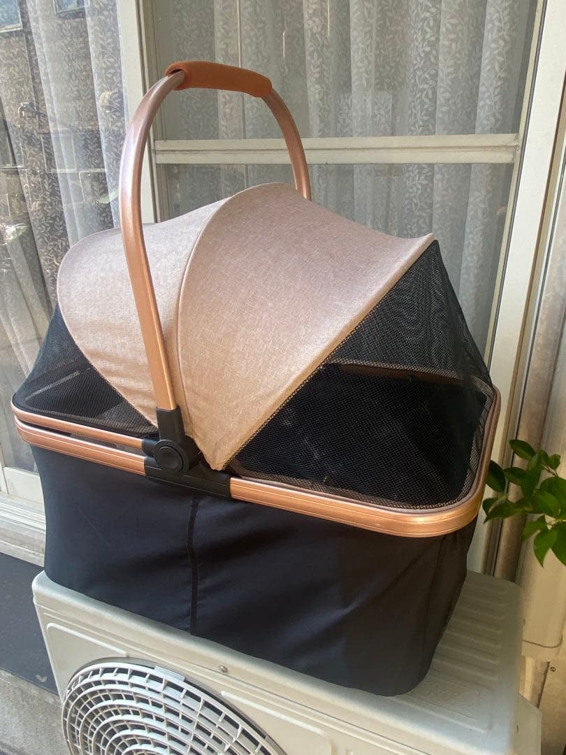 黒のメッシュカバー付きペットカート