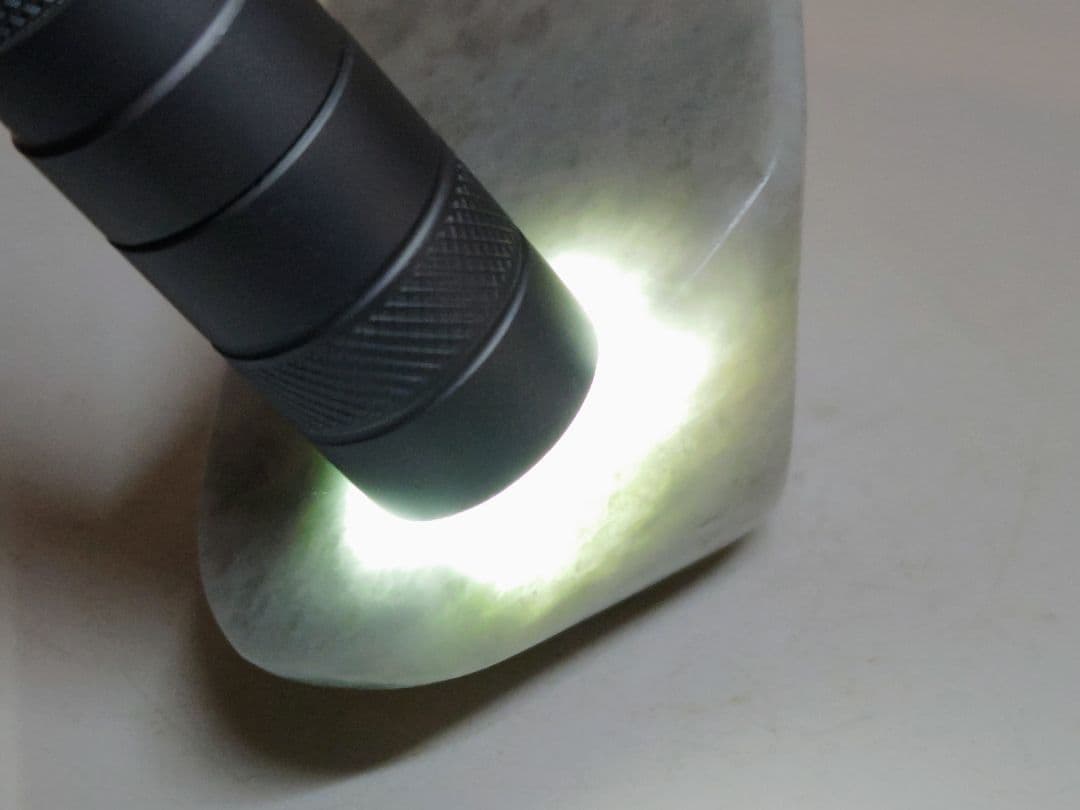 白灰 371g 翡翠 ヒスイ 原石 鑑賞石 自然石 誕生石 鉱物 鉱石 水石