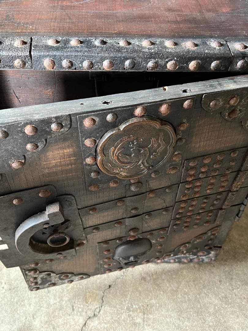 希少骨董 船箪笥 (金庫) 時代和箪笥 鉄地金具　隠し抽斗有　昭和レト兵士金具