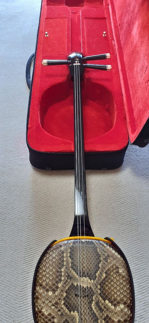 高級品沖縄三線豪華セット①☆ケース付属品多数☆両面本ヘビ革本蛇革リアルスネーク