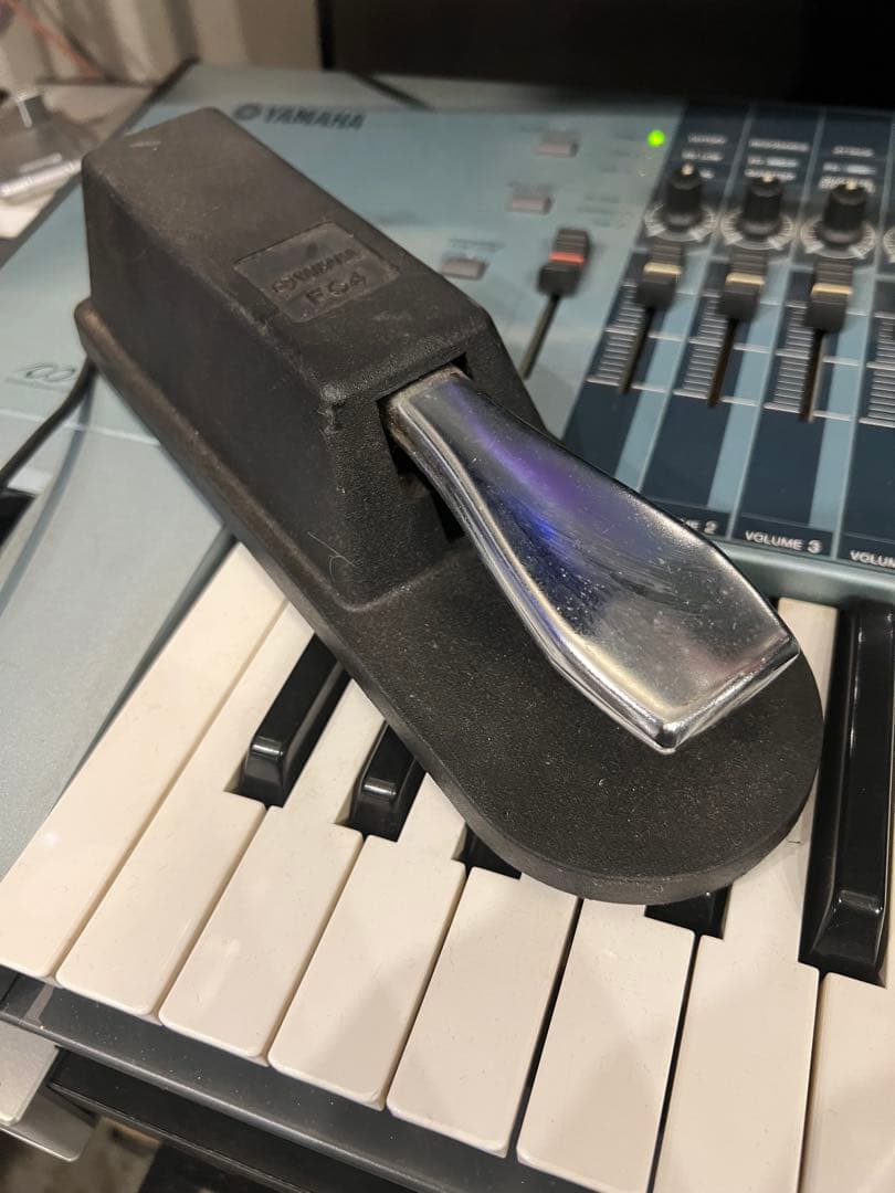 <送料込み>Yamaha MOTIF XS7 シンセサイザー 76鍵　ペダル付き