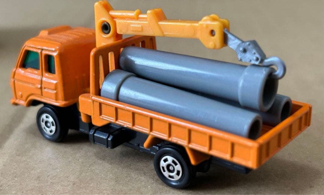 トミカ UD コンドル クレーン付カーゴトラック