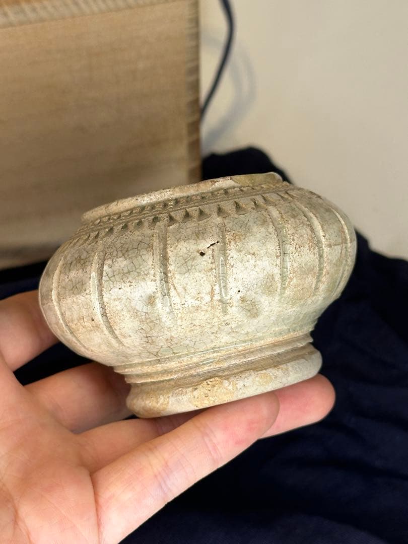 中国宋元時代 高古磁器 香合 小罐 蓮花浮彫蓋 石質感釉 灰白青色 貫入 箱付き