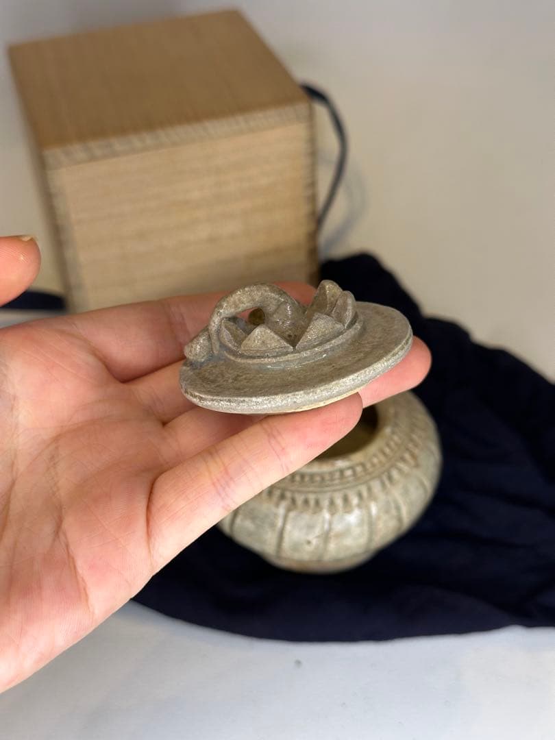中国宋元時代 高古磁器 香合 小罐 蓮花浮彫蓋 石質感釉 灰白青色 貫入 箱付き