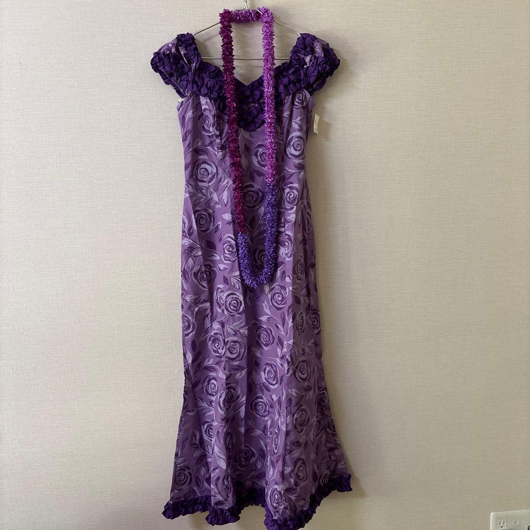 フラダンスドレス　 ムームードレス 紫色 バラ模様 レイ付き