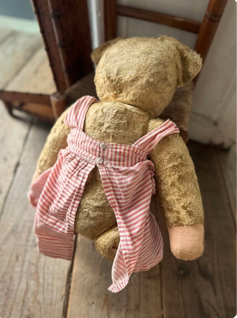 アンティーク つぶらな瞳の可愛いエプロンをつけた ベアーちゃん