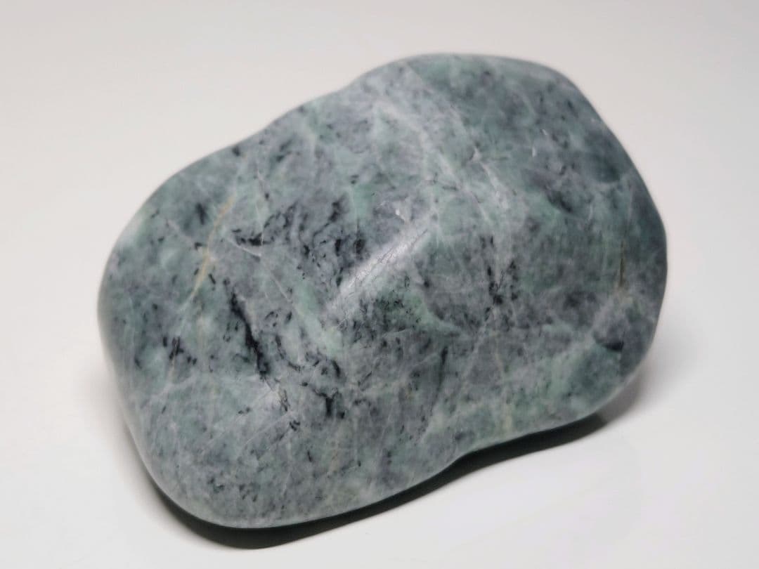 糸魚川131 翡翠 343g ヒスイ 原石 鑑賞石 自然石 誕生石 鉱物 鉱石