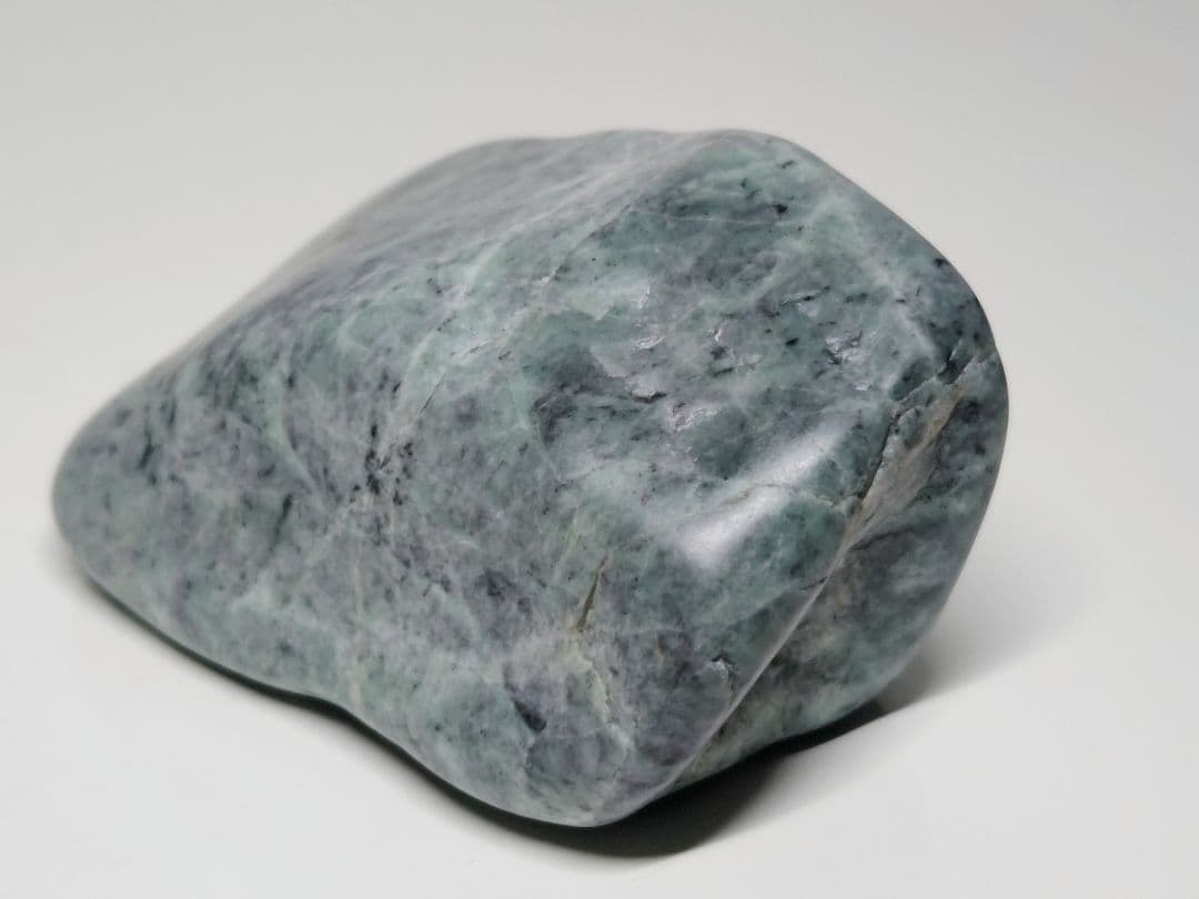 糸魚川131 翡翠 343g ヒスイ 原石 鑑賞石 自然石 誕生石 鉱物 鉱石