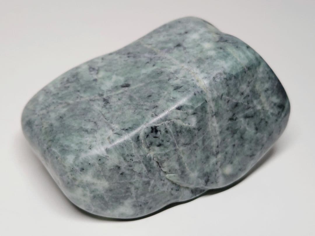 糸魚川131 翡翠 343g ヒスイ 原石 鑑賞石 自然石 誕生石 鉱物 鉱石