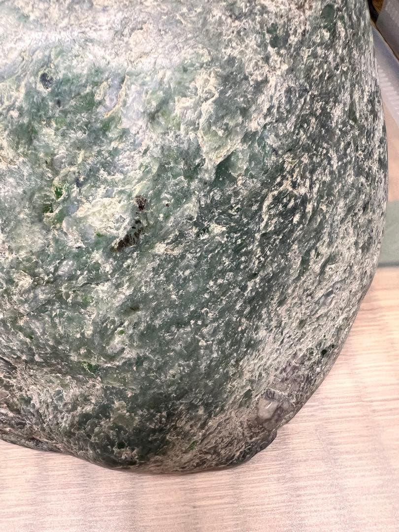 【大ぶり1点物】糸魚川産天然ネフライト 2356.7g 鑑定品　原石　天然石
